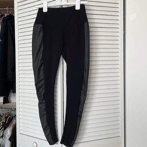 Lysse leggings with leather trim on sides. Sz Small.